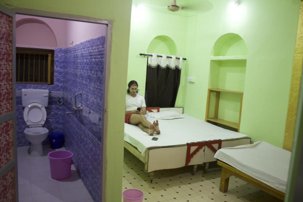 Yogi Lodge Varanasi Exterior photo