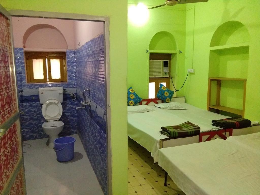 Yogi Lodge Varanasi Exterior photo